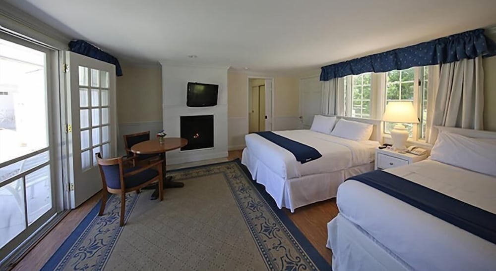 Colonial Inn in Harbor Springs 34/57