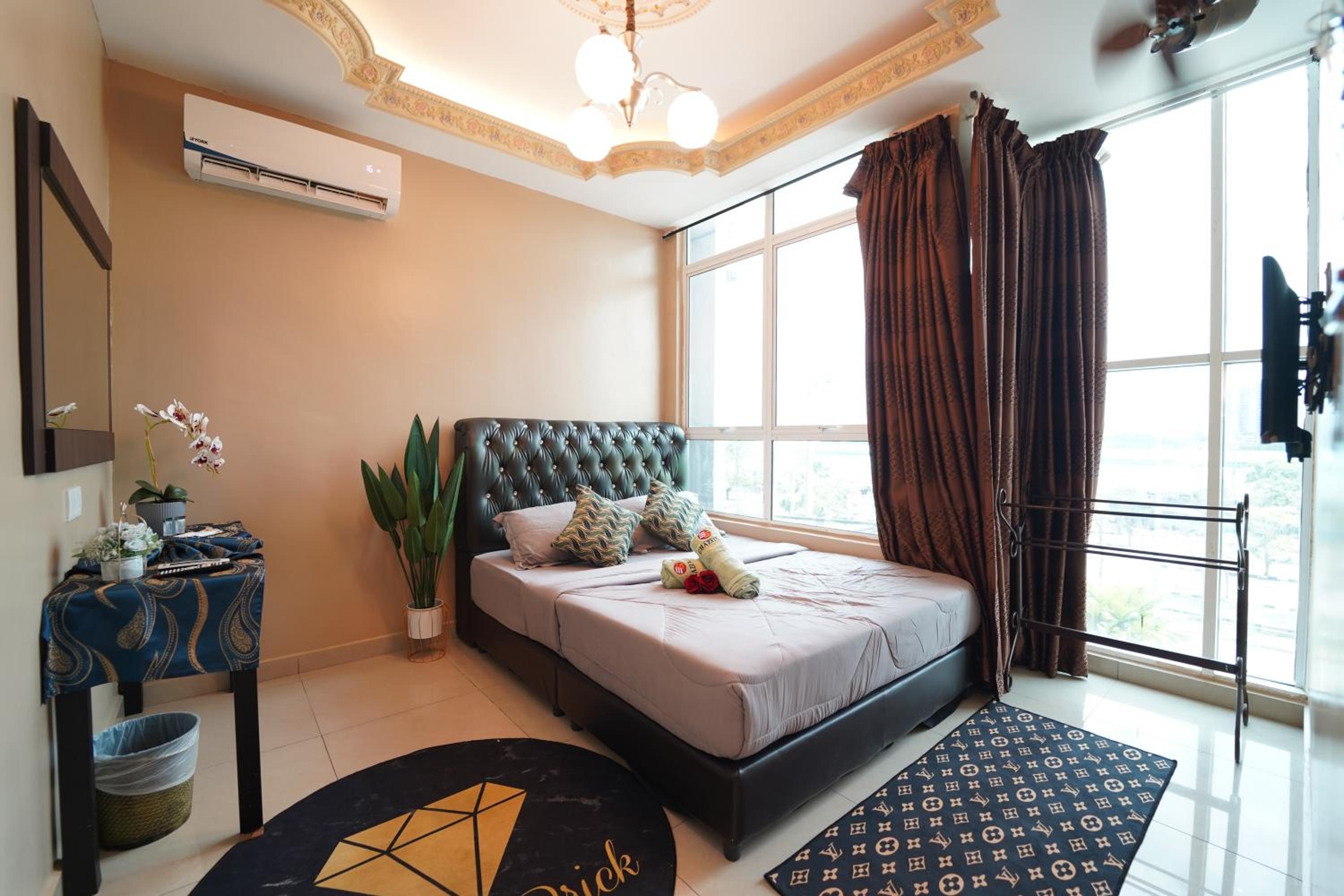 Room, Queen Bed, No Bathroom