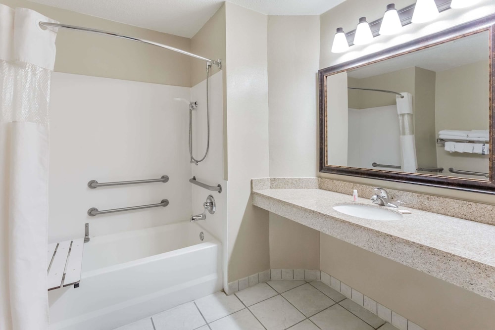 Baymont by Wyndham Mequon Milwaukee Area 7/33