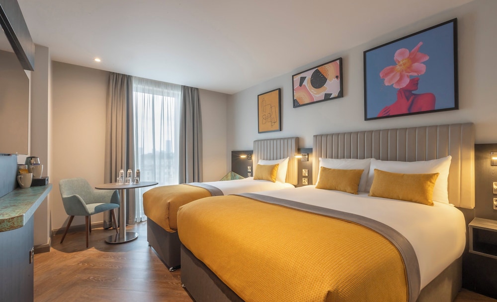 DELUXE, 1 DOUBLE AND 1 SINGLE BED, CITY VIEW