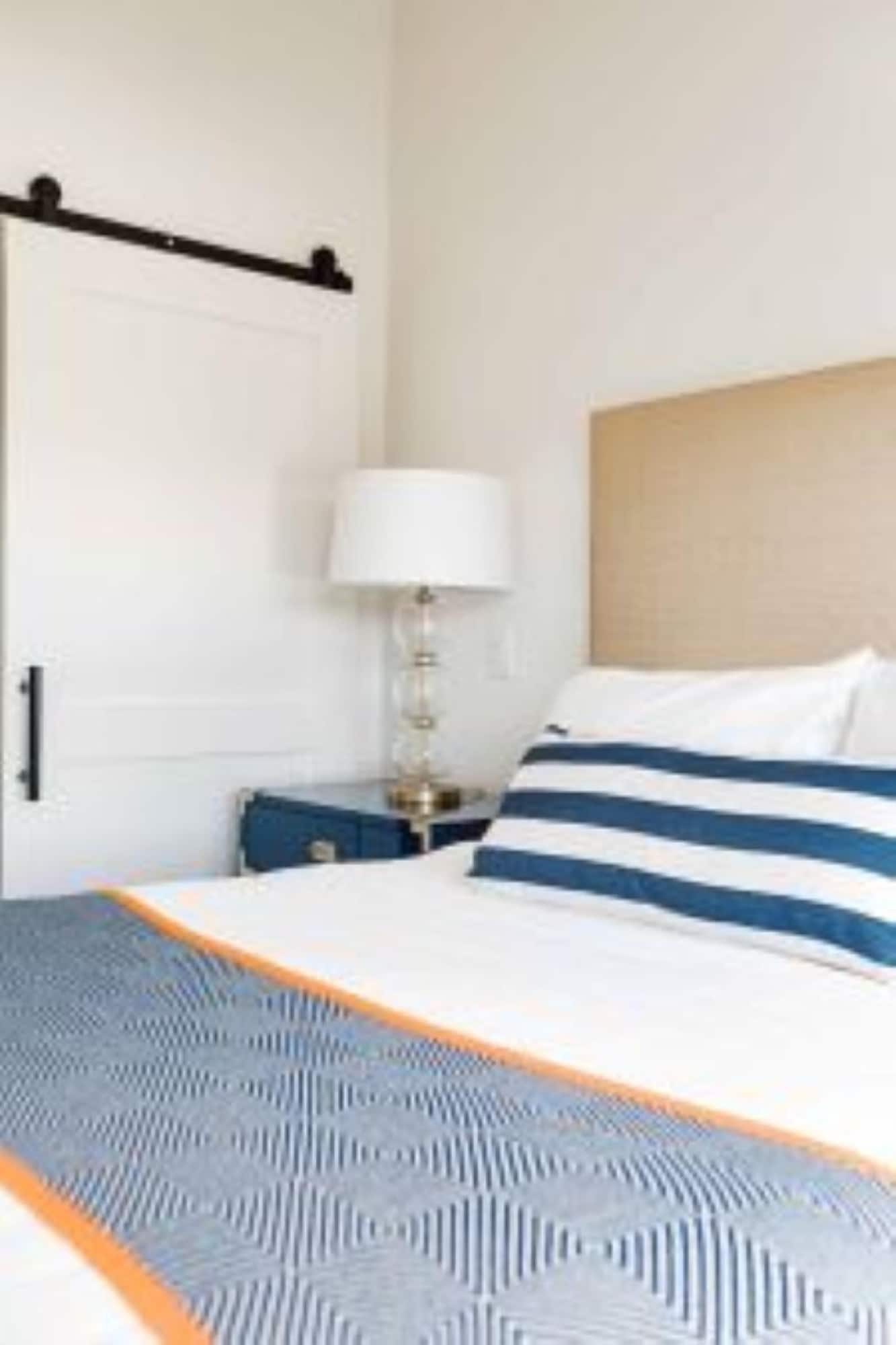 Entertainment, Harbor, Suite, King and Queen Bed, Large, Fishermens Village Resort 3/3