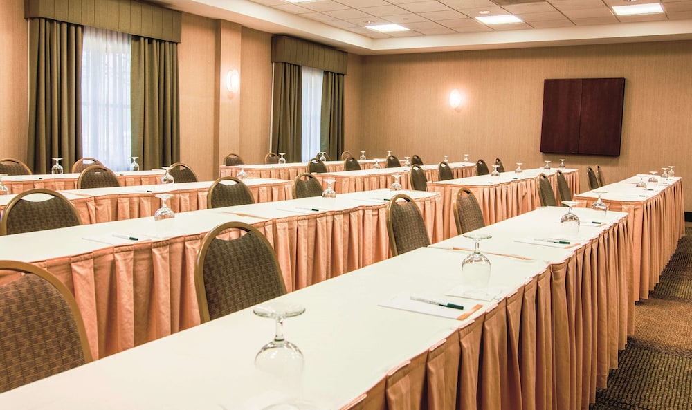 La Quinta Inn & Suites by Wyndham Bannockburn-Deerfield 40/56