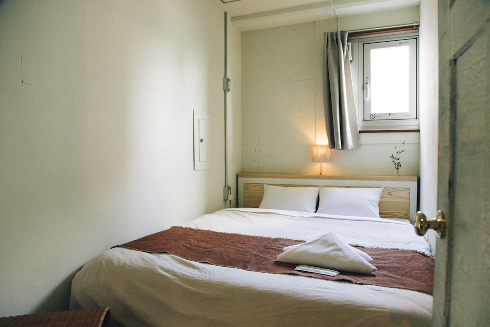 Nui. Hostel & Bar Lounge 12/50