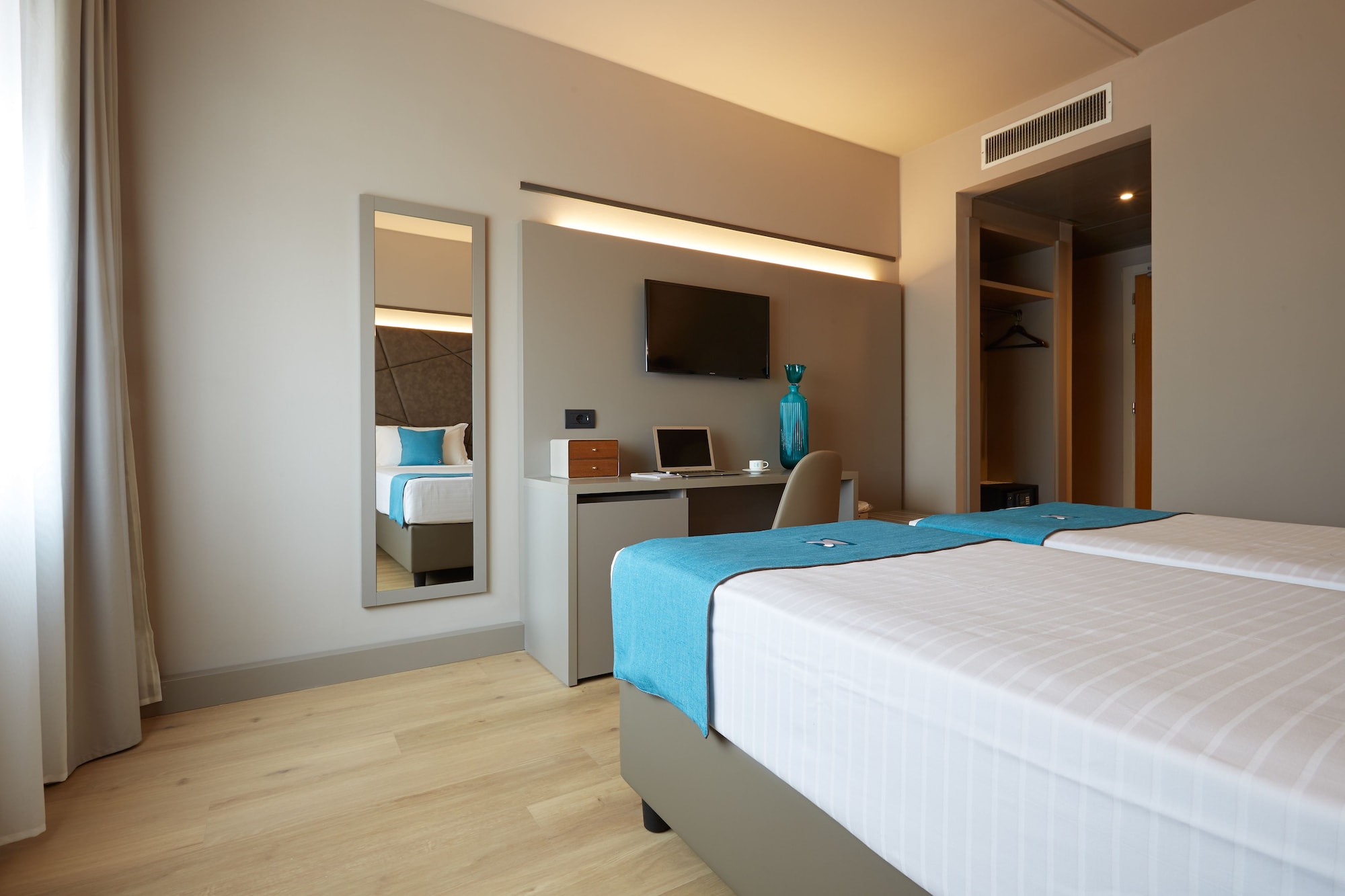 ROOM, TWIN BEDS