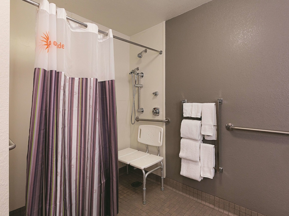 La Quinta Inn & Suites by Wyndham Atlanta Alpharetta 25/37
