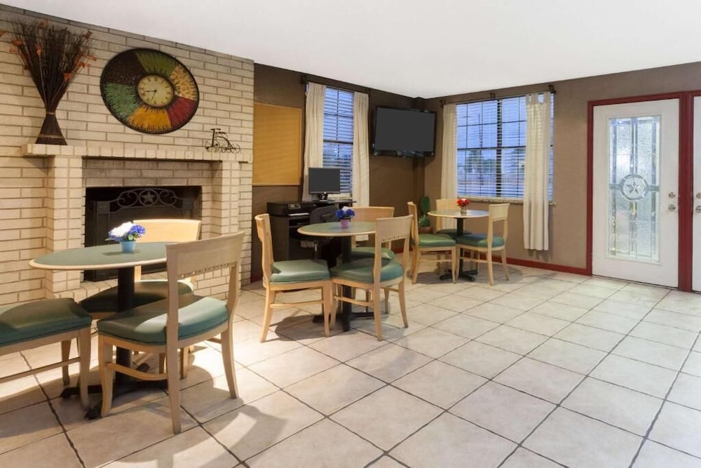 Super 8 by Wyndham Fredericksburg 41/51