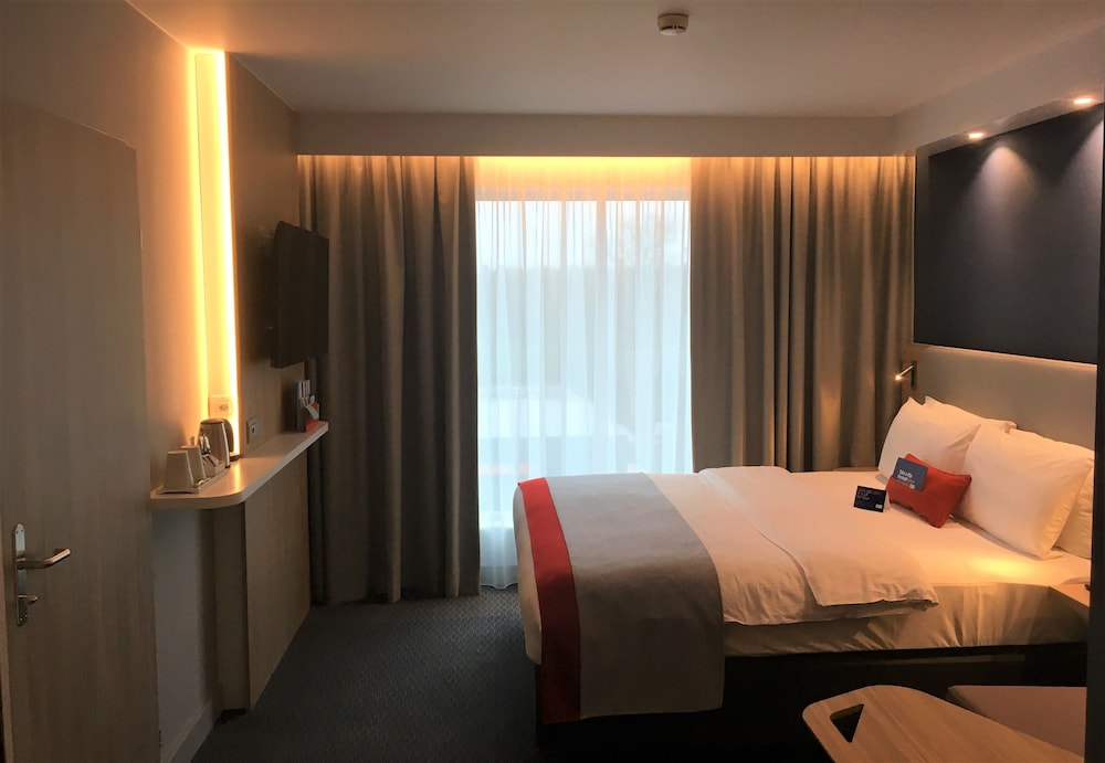HOLIDAY INN EXPRESS ZURICH AIRPORT 48/80