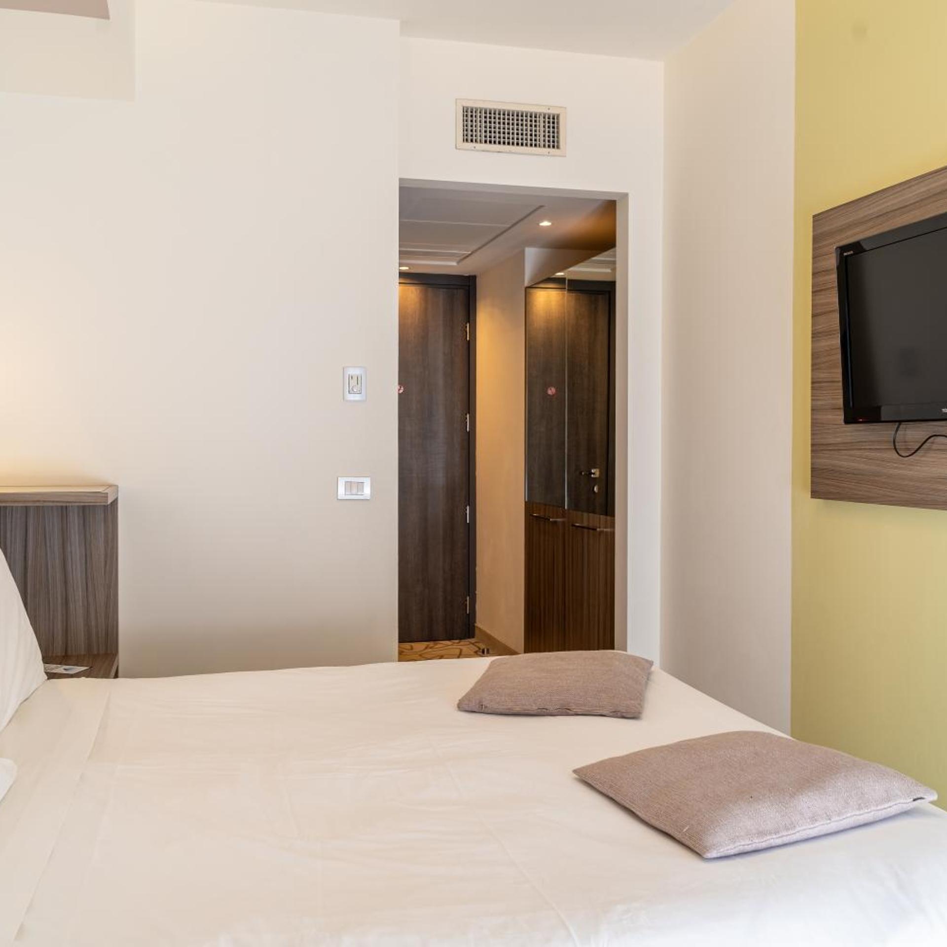 Superior, Triple, Hotel Desiree 3/7