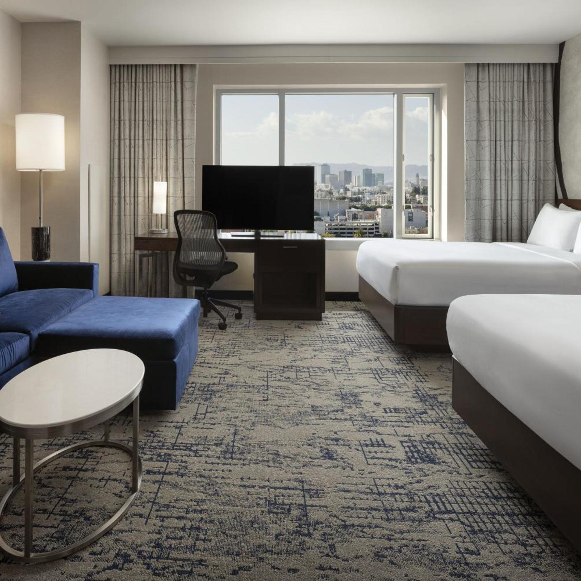 Guest Room, 2 Queen Beds, Hollywood Sign View, Sofa