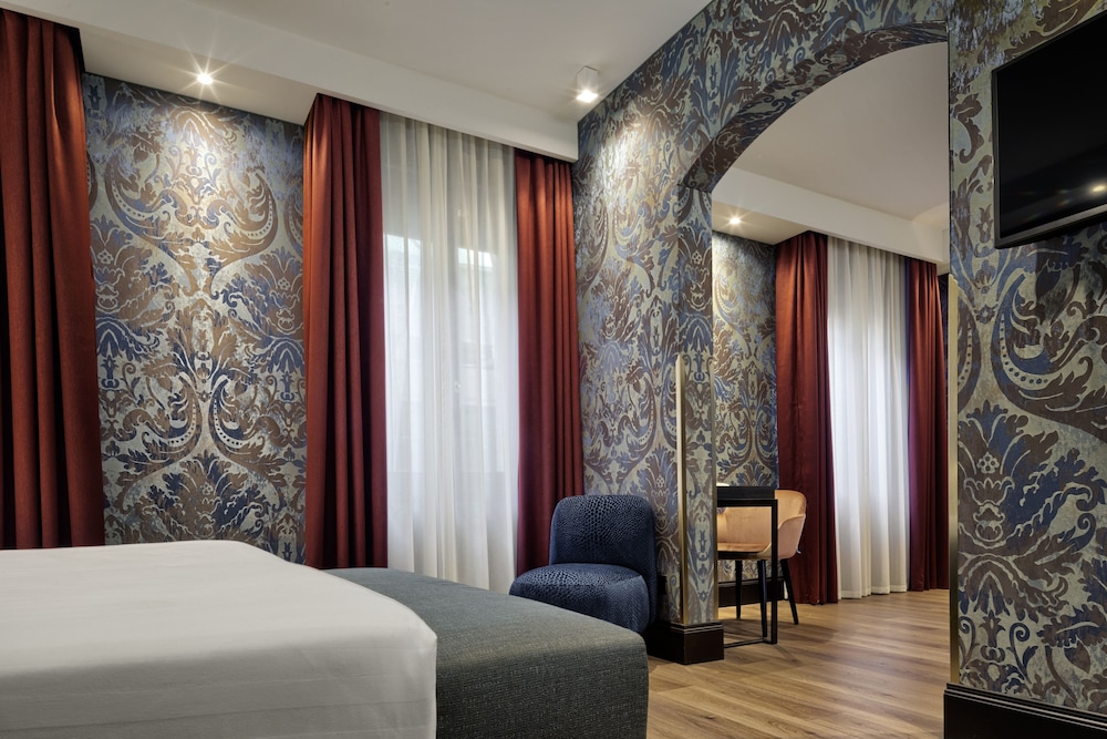 ROOM, QUADRUPLE