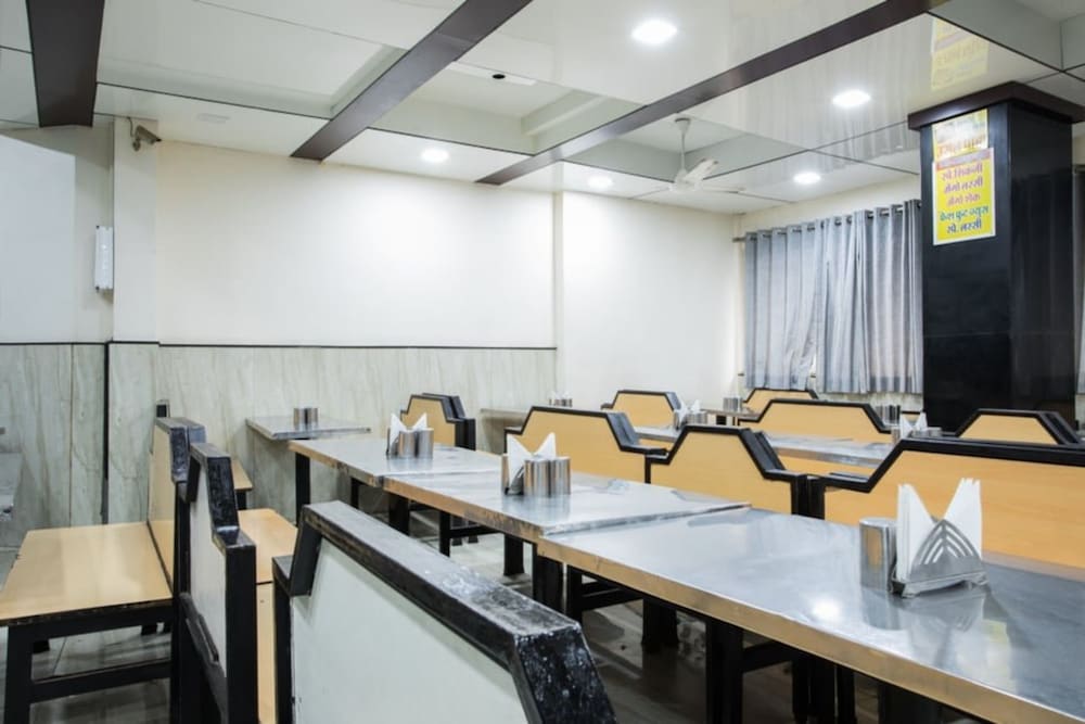 Oyo 4116 Hotel Satyug 22/25