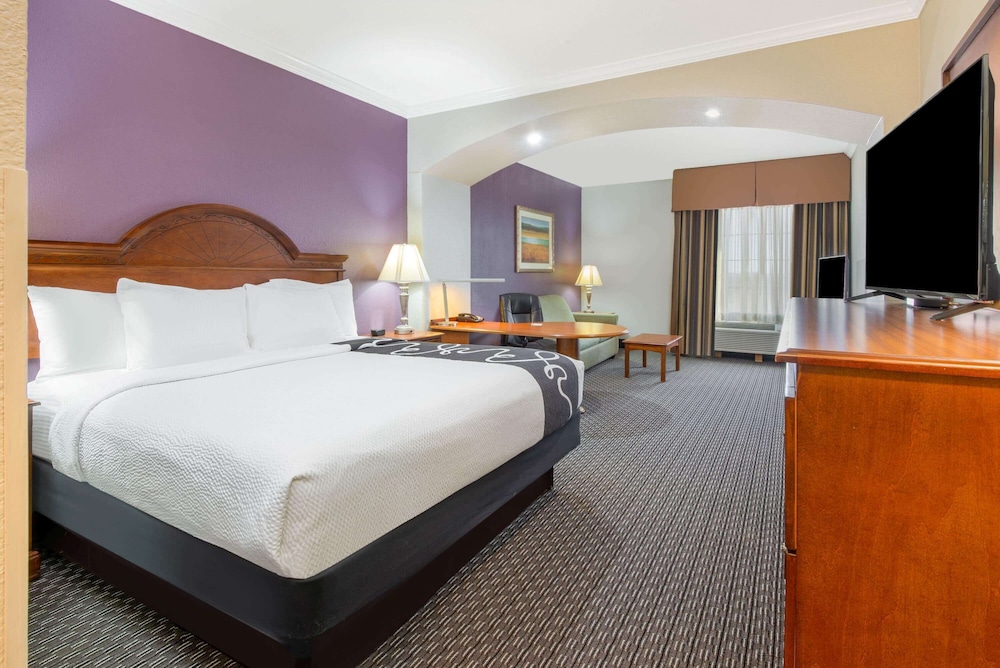 La Quinta Inn and Suites by Wyndham Gainesville 7/35