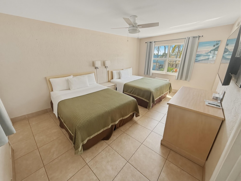 STANDARD, 2 QUEEN BEDS, PARTIAL OCEAN VIEW, KITCHEN
