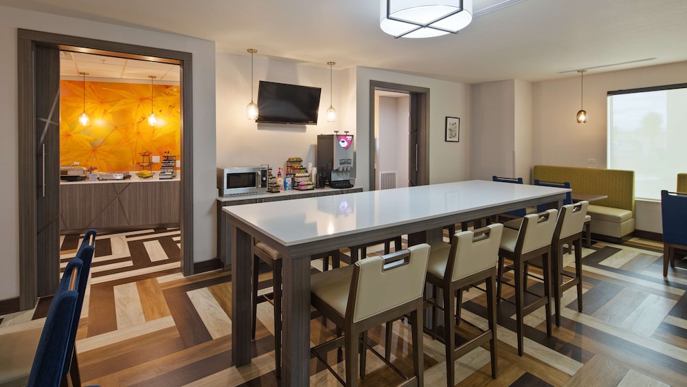Best Western Green Oak Inn & Suites 25/30