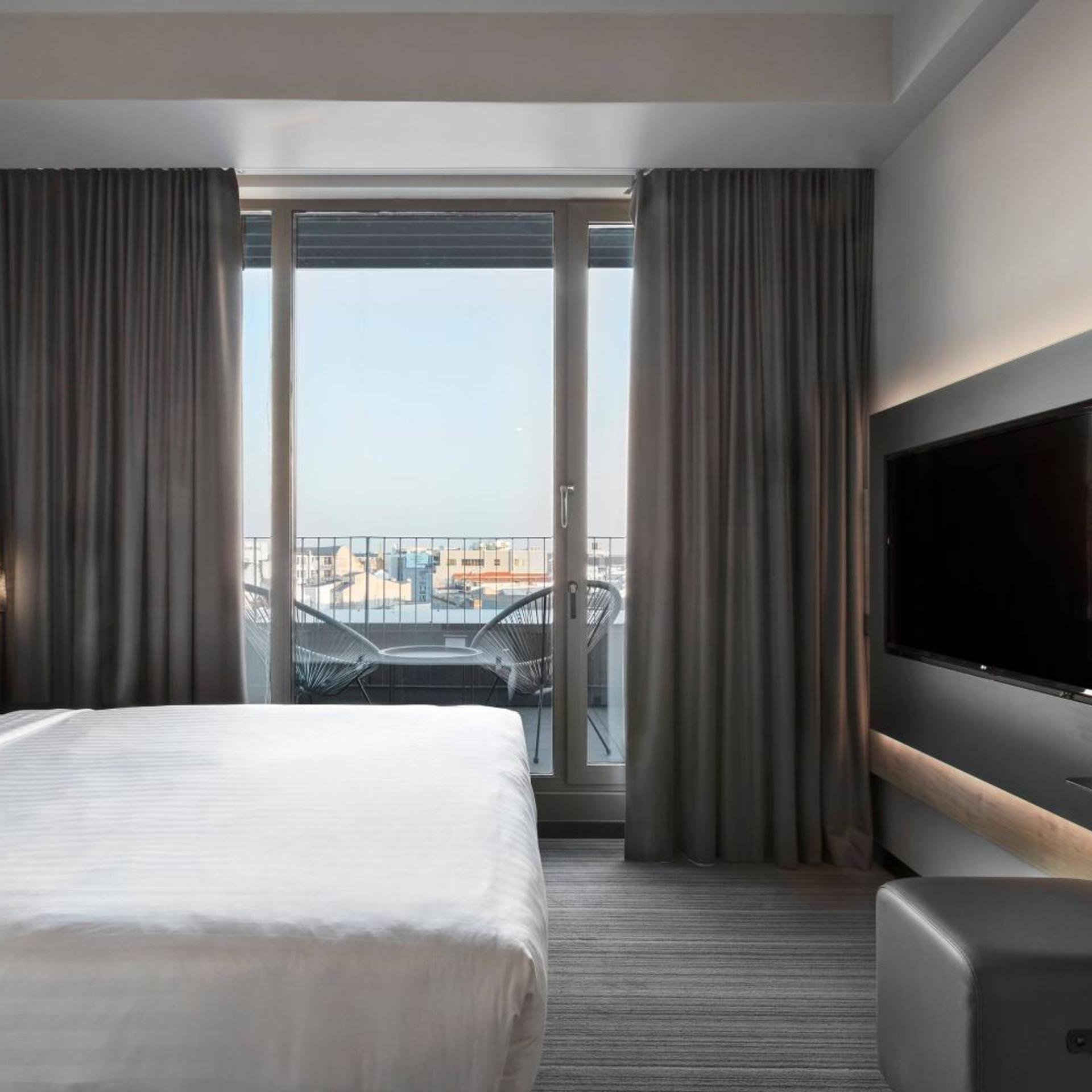 Superior, Queen Bed, Street View, Balcony