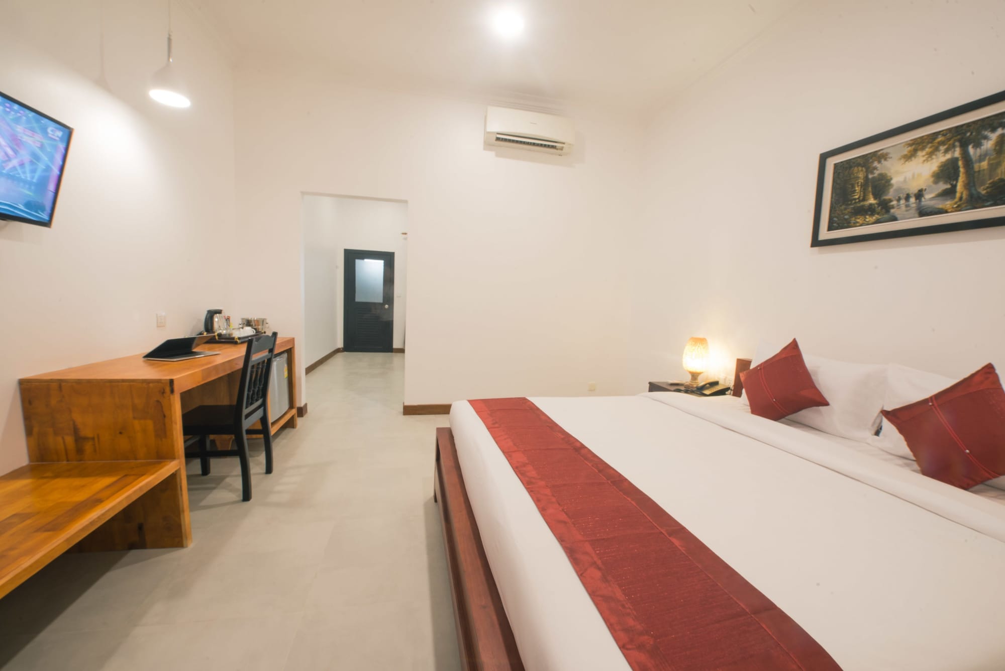 DELUXE, KING BED