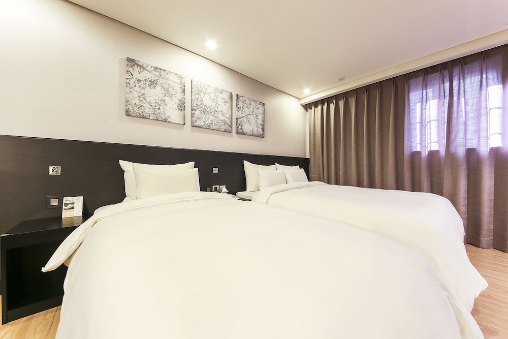 DELUXE, TWIN BEDS