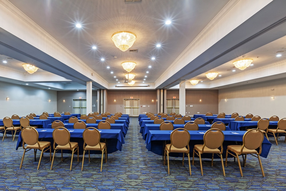 Holiday Inn Express Hotel Suites Jenks 65/72