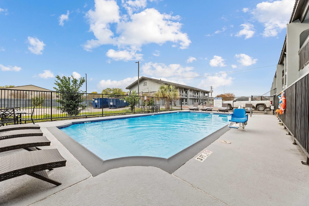 Days Inn & Suites by Wyndham Texas City 50/52