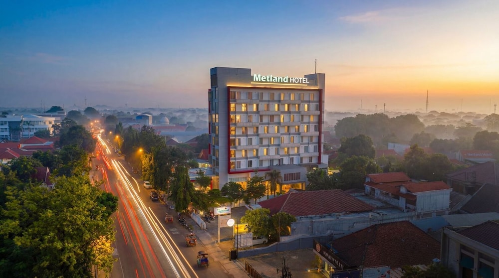 Metland Cirebon by Horison 4/68
