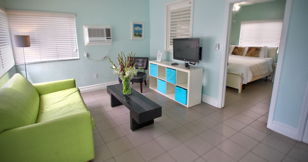 Hollywood Beachside Boutique Suites 28/46