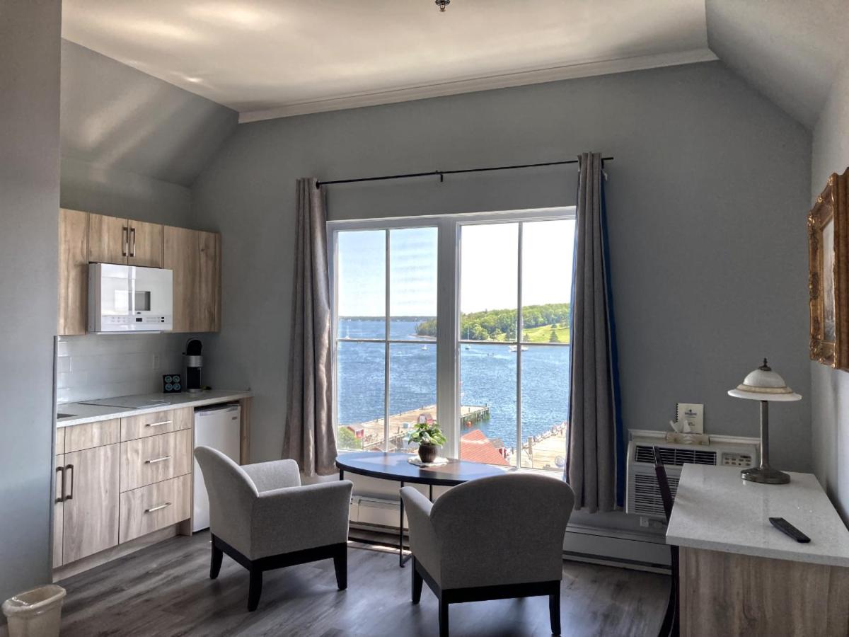Lunenburg Arms Hotel 33/39