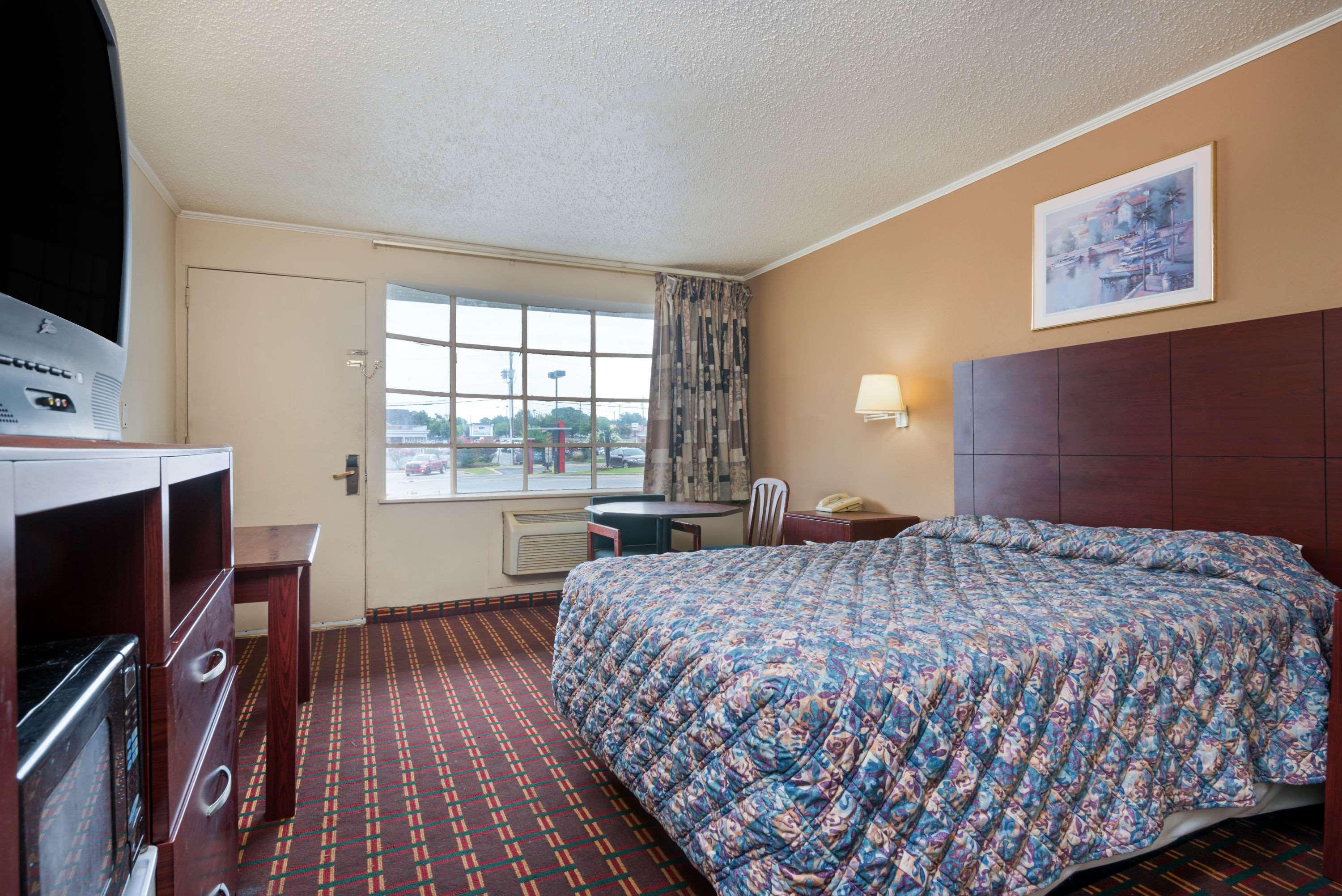 STANDARD, QUEEN BED