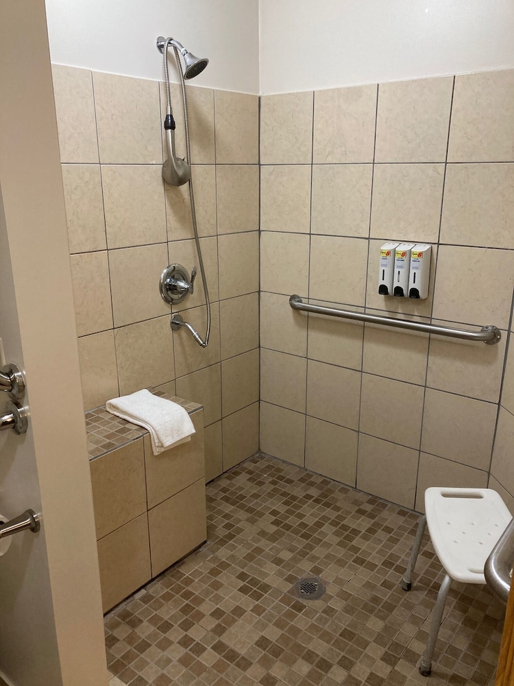 Super 8 by Wyndham Chisago City 13/20