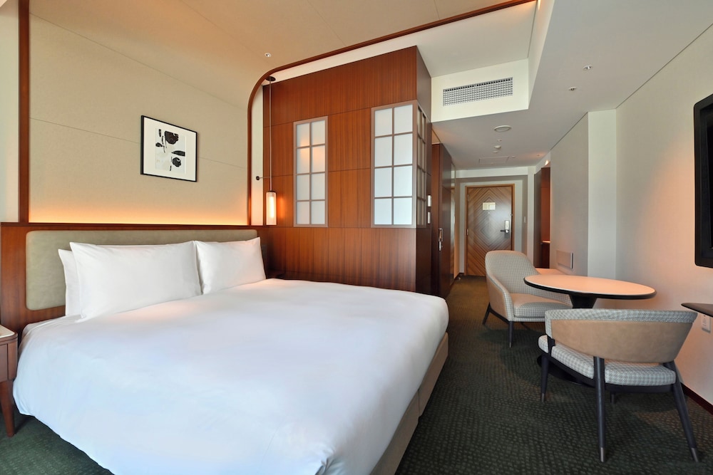 MODERATE, KING BED
