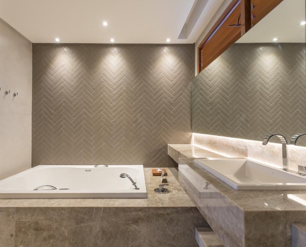 DELUXE, JETTED TUB