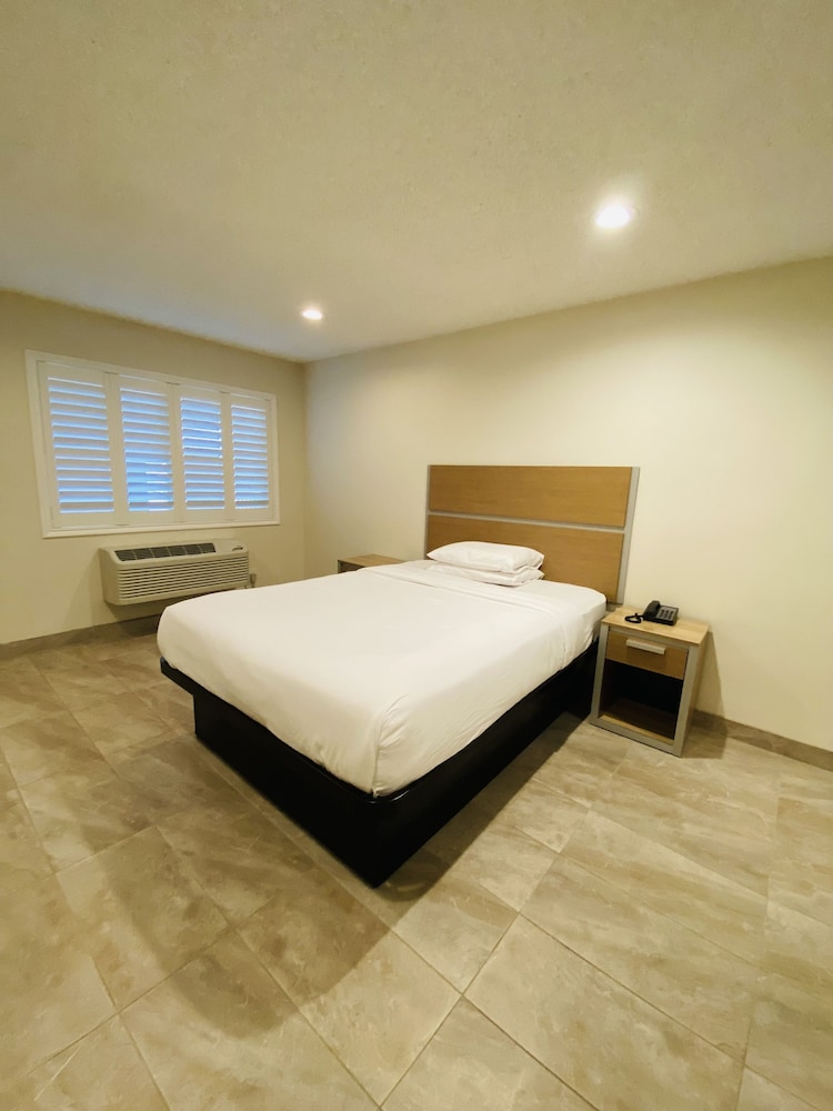 Super 8 by Wyndham Bakersfield CA 22/48