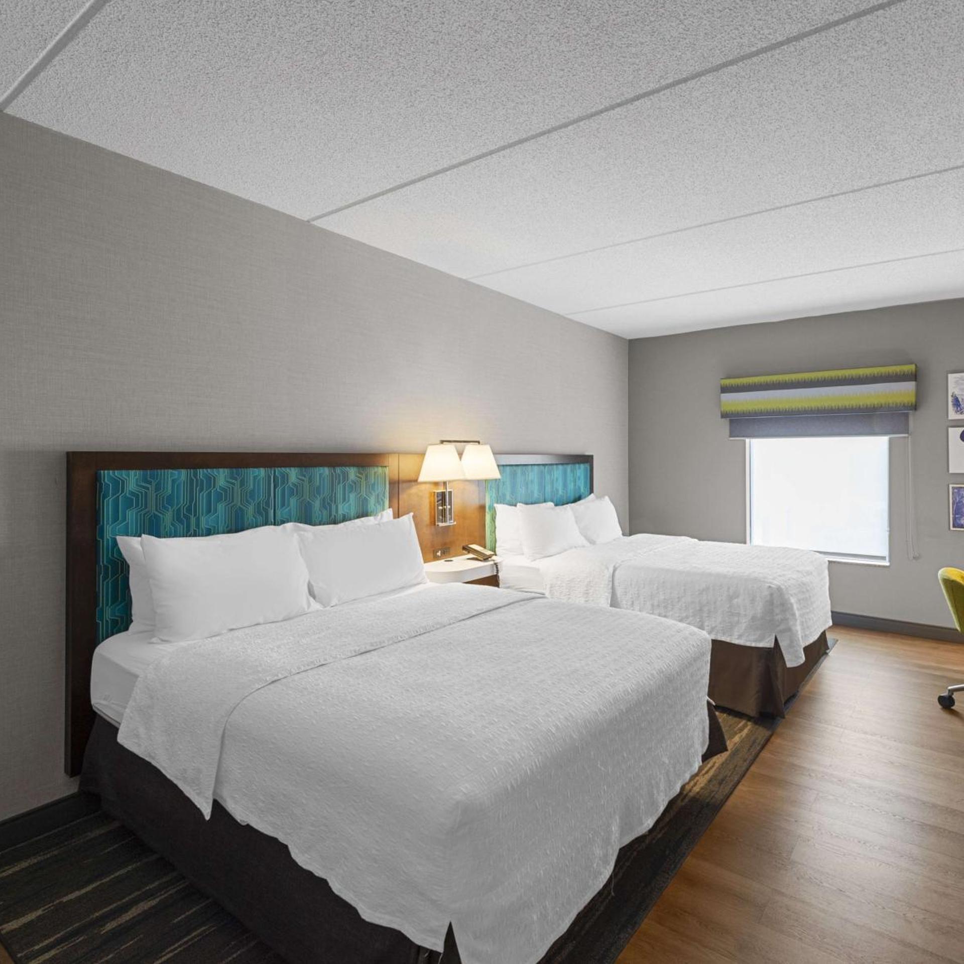غرفة بسرير كينج وسريرين كوين، Hampton Inn Nanuet 4/6