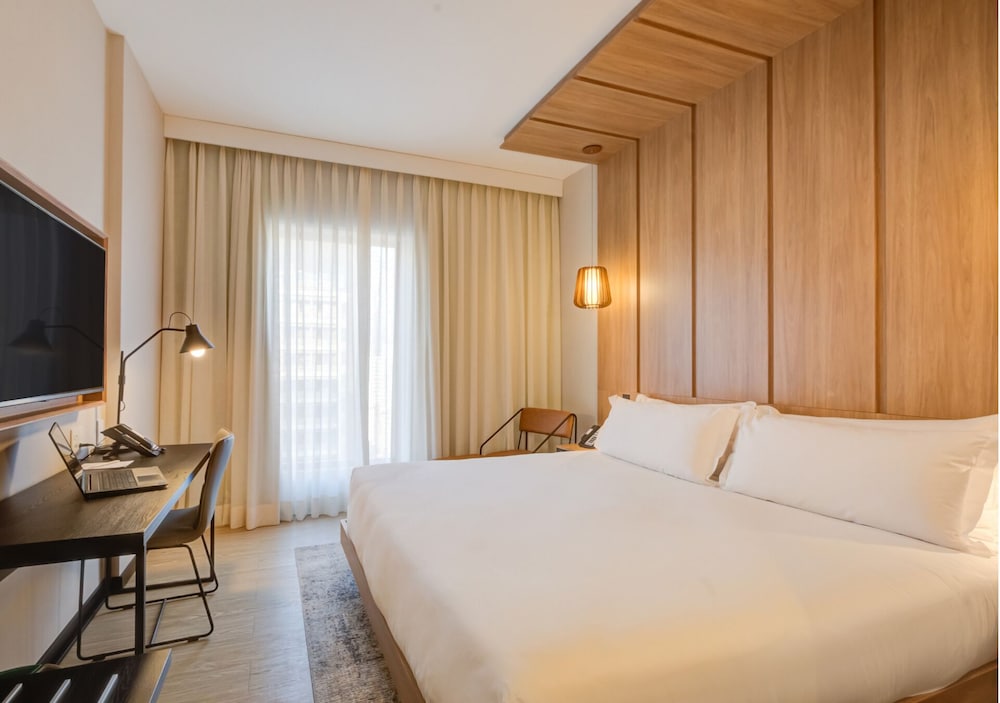 DELUXE, KING BED