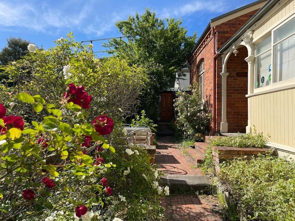 Lowena Cafe and Accommodation 33/41