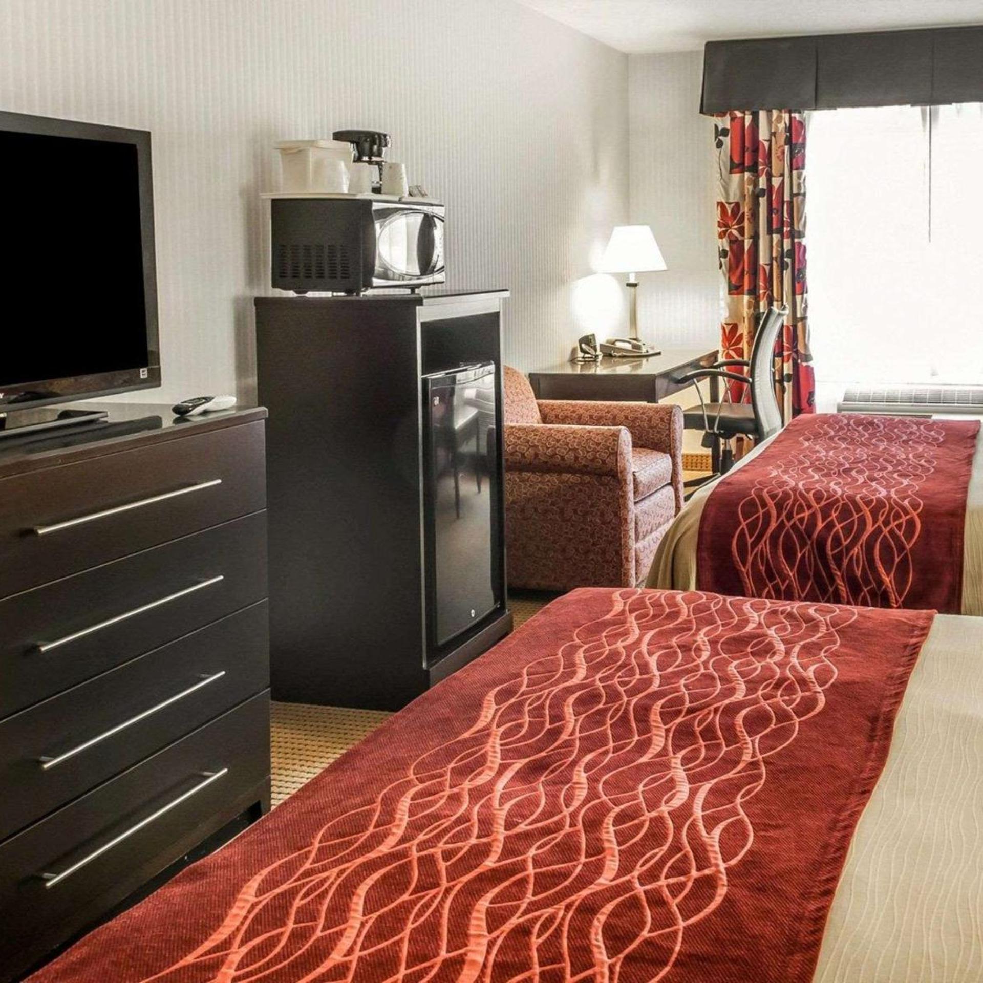 جناح بسرير كوين، Quality Inn Suites Farmington 4/7