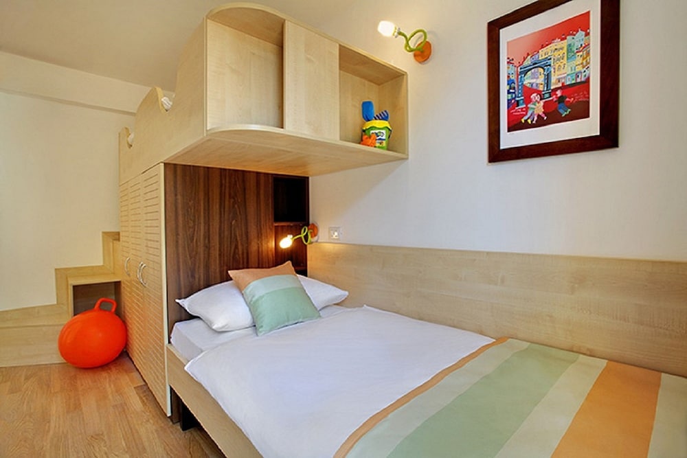Suite, House, Double and Twin Beds
