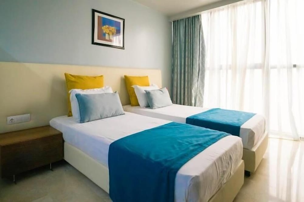 Hotel Adef 8/28