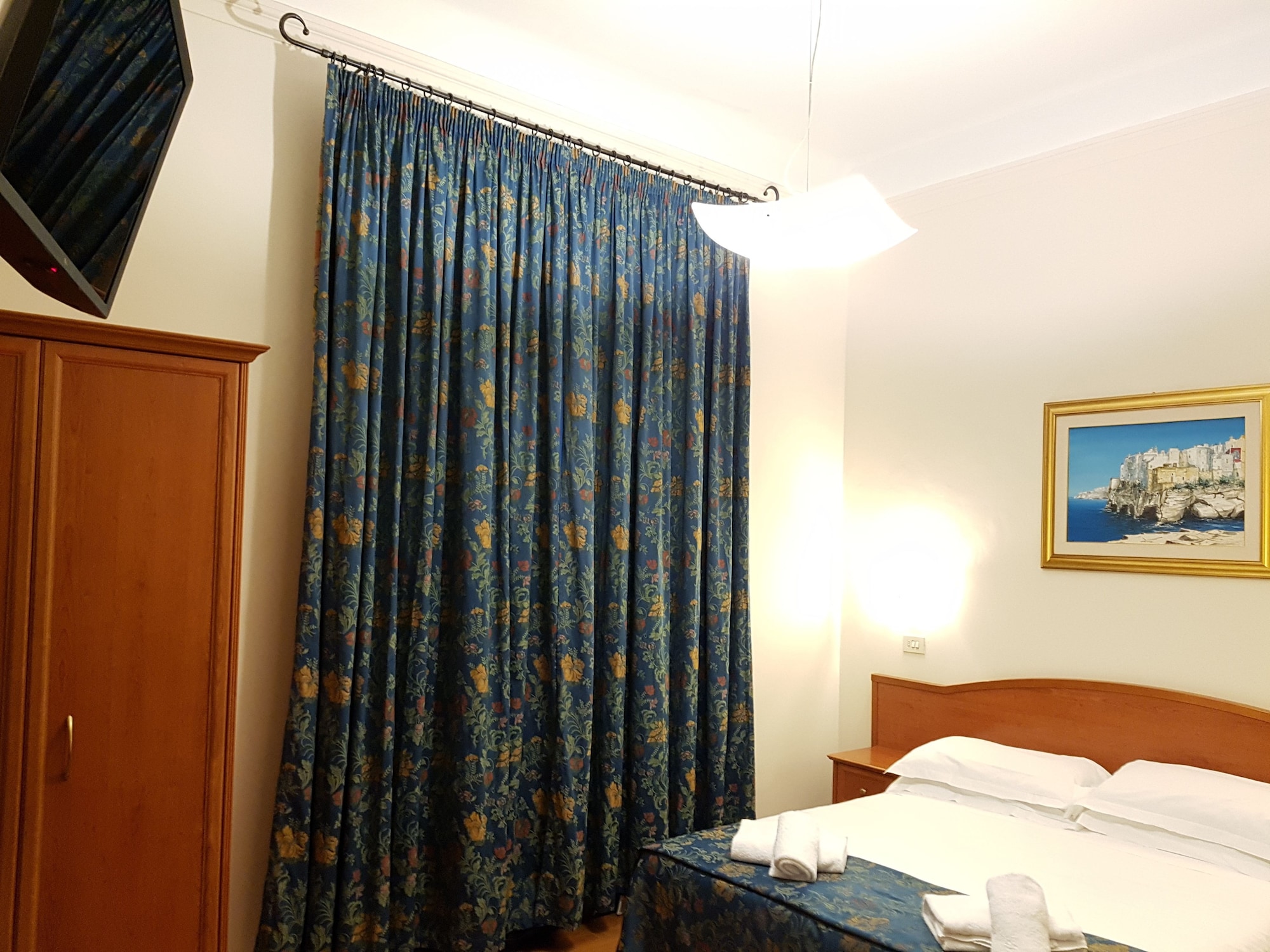 SUPERIOR, DOUBLE OR TWIN BED