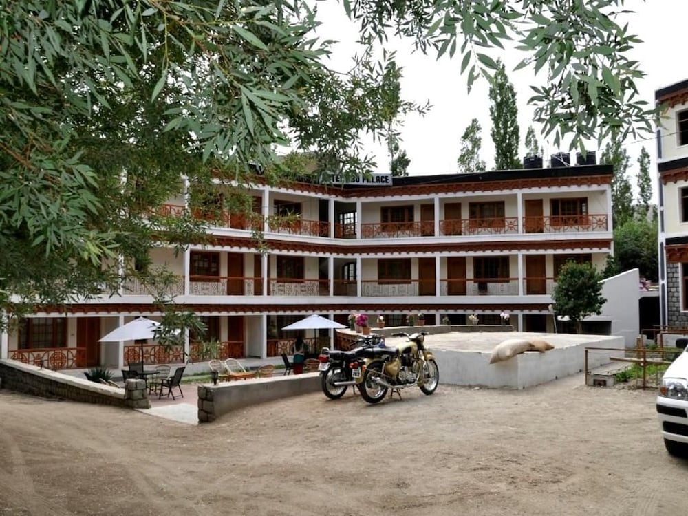 Hotel Abu Palace 43/49
