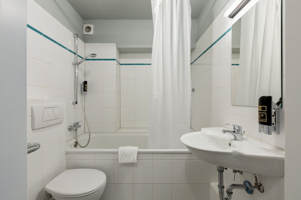 ROOM, TWIN BEDS
