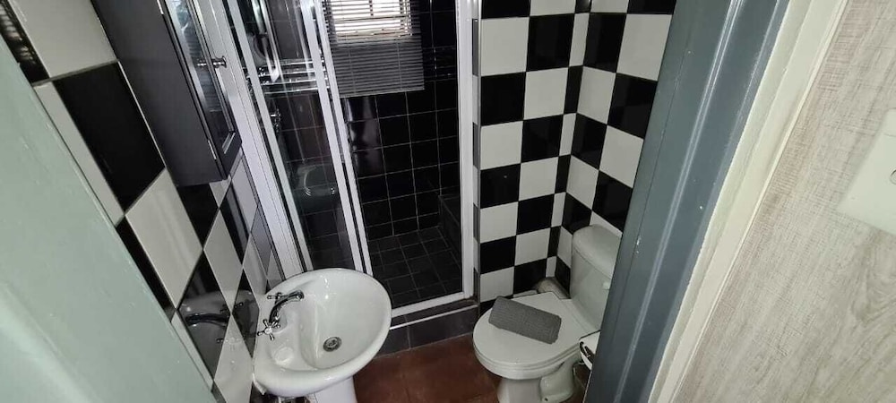 PMG Hardware T/A Wisteria Lane Guest House 22/50