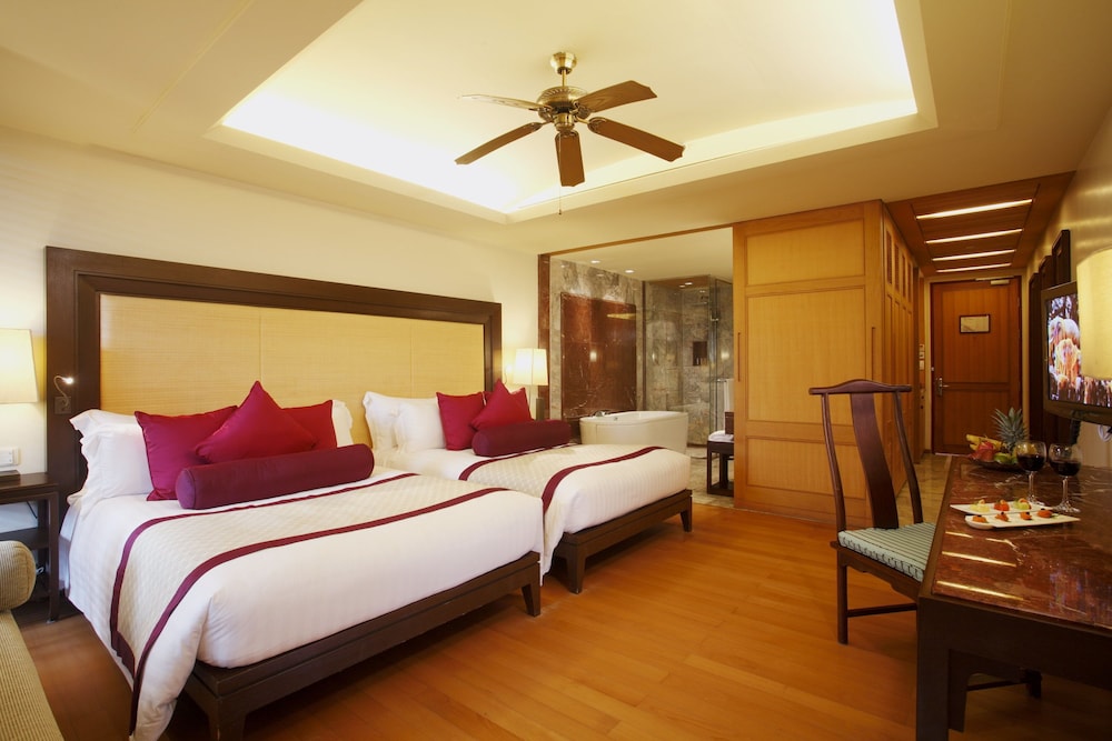 Centara Grand Beach Resort Phuket 20/85