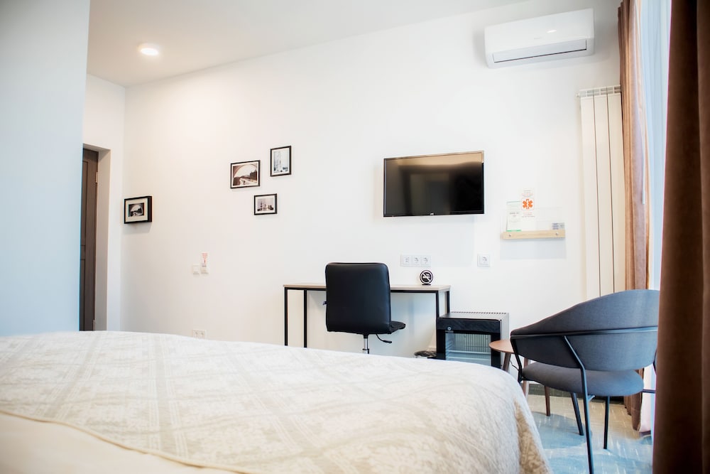 THOMAS ALBERT HOTEL 12/60