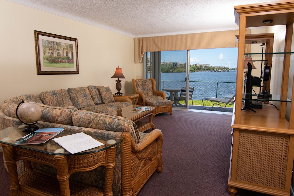 PALM BEACH WATERFRONT SUITES 44/67