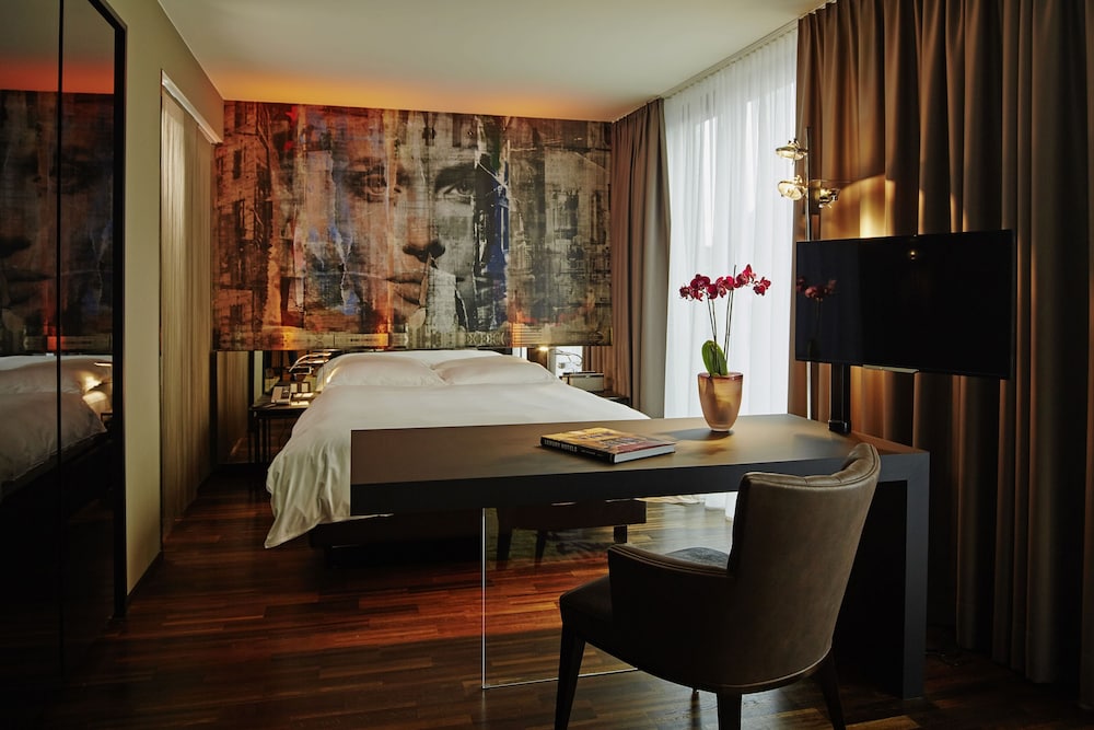 Savoy Hotel 10/33