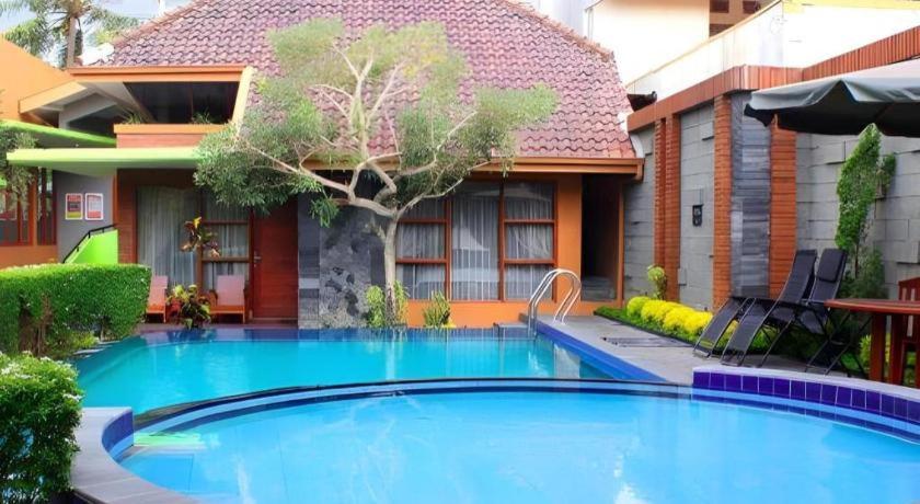 Rumput Resort & Resto 32/34