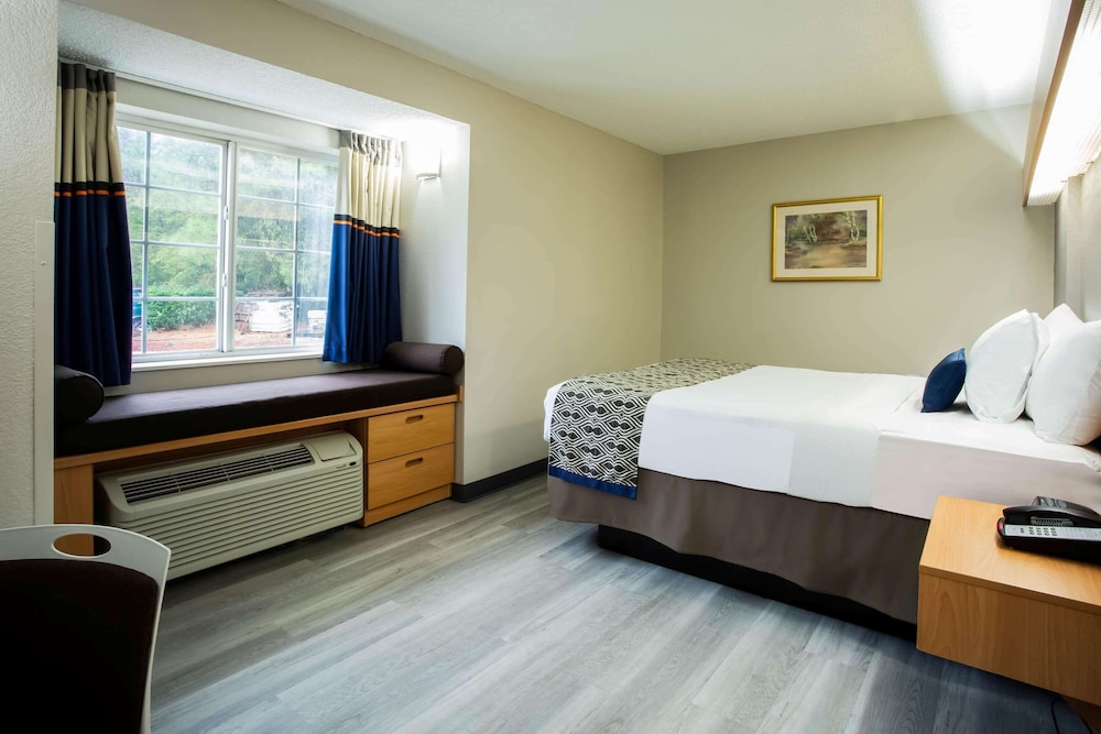 Microtel Inn & Suites by Wyndham Southern Pines / Pinehurst 17/41