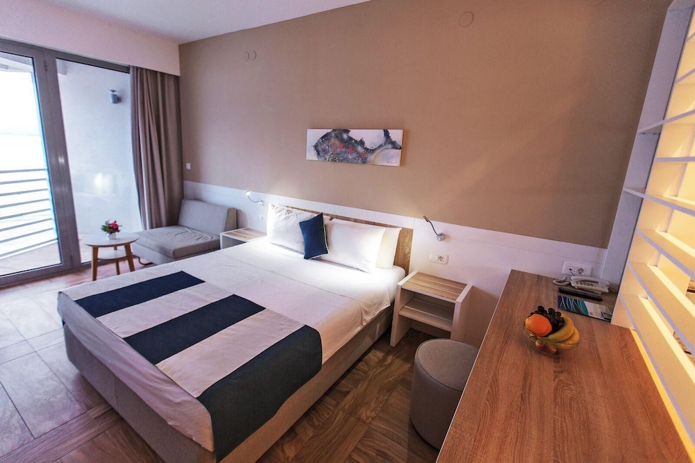 Carine Hotel Delfin 2/40