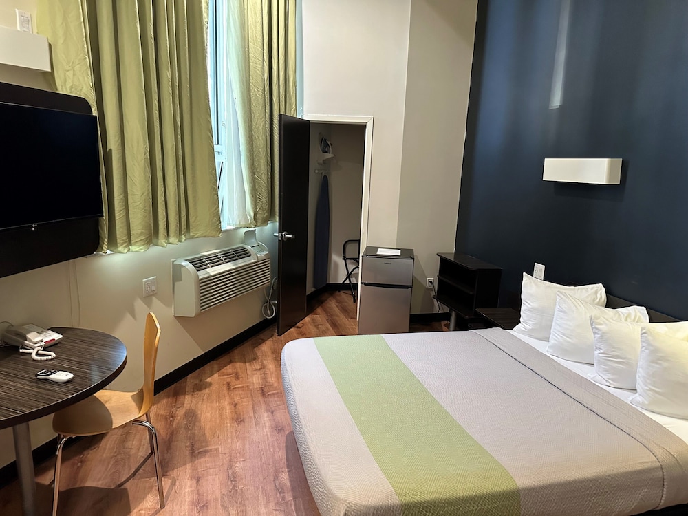 ROOM, QUEEN BED
