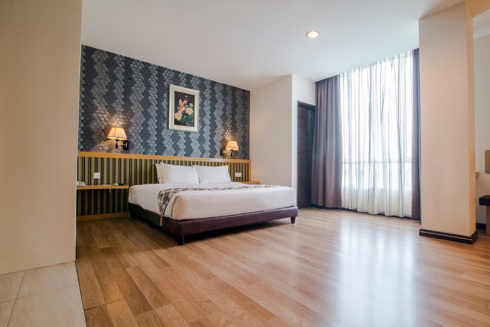 SUPERIOR, KING BED, CITY VIEW, BALCONY